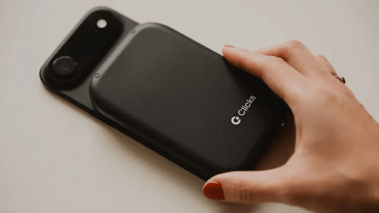 Clicks 出品的 Power 鍵盤本身就是個手機充電寶