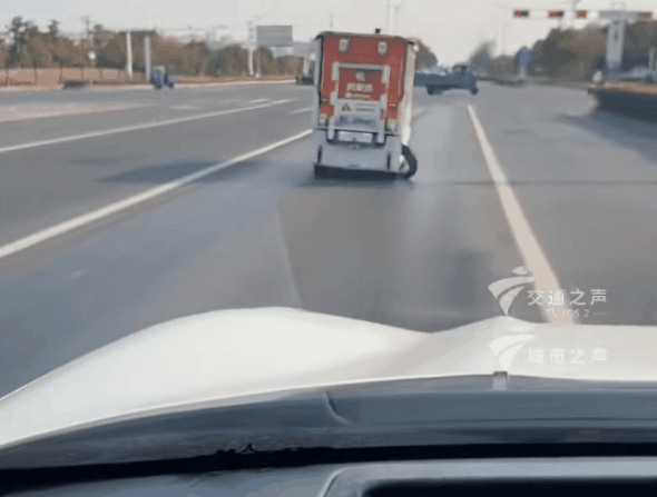 無人快遞車送貨名場面笑噴網友：爛路起飛、輪胎沒了照跑不誤