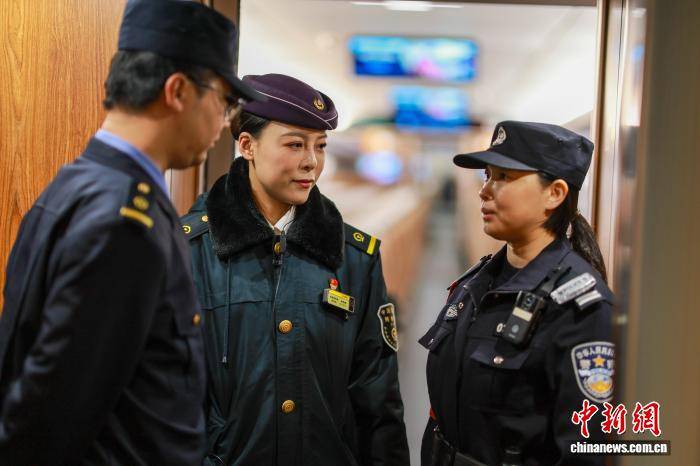 沈鐵：女車長助力大學生返鄉