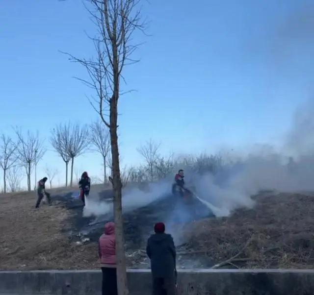 草坡突發火情，5名快遞小哥拎著滅火器衝了上去
