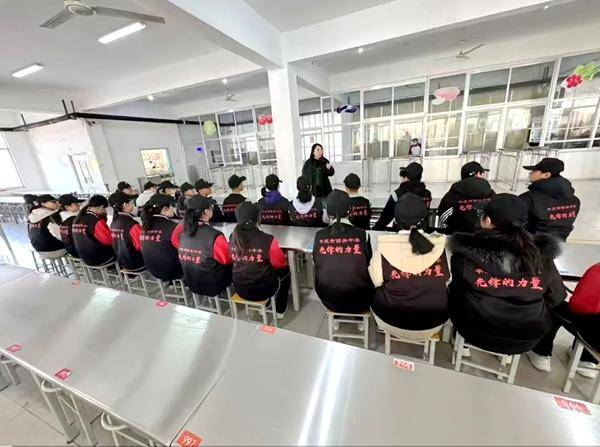 原創平度市西關中學執勤教師身穿“責任鎧甲” 書寫守護與陪伴的教育語言