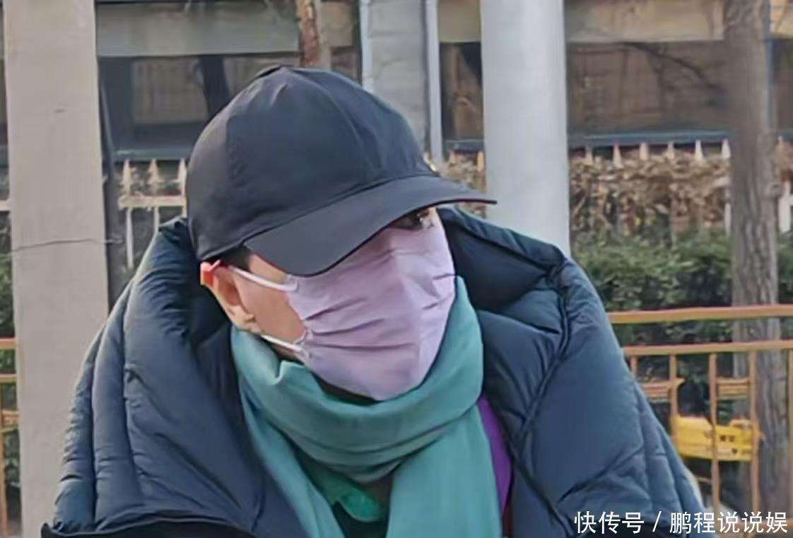 原創蔡明現身央視春晚彩排，辛柏青背雙肩包戴眼鏡，沙溢不遮掩最從容