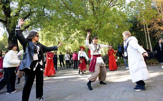 國際舞蹈大師打卡紫竹院、頤和園，與北京愛好舞蹈者即興共舞