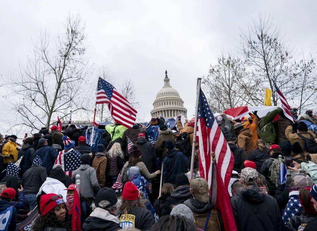 為了移民問題，這兩波美國人在-20℃的街頭對峙
