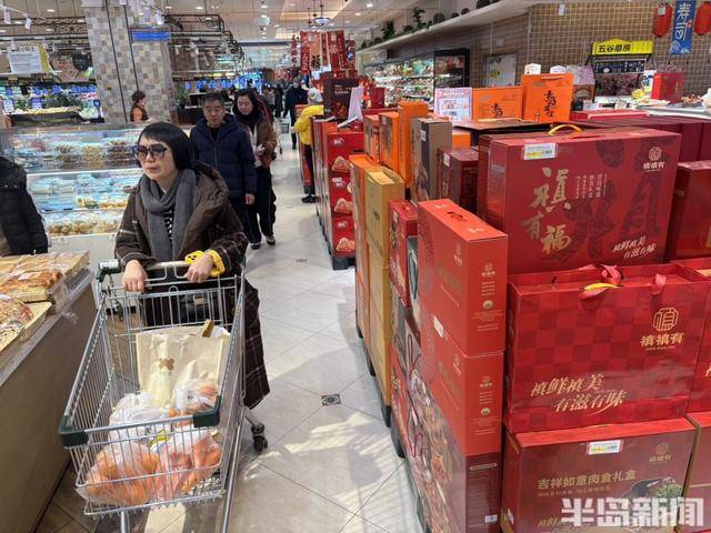 貨架滿滿當當，市民忙購“年味”