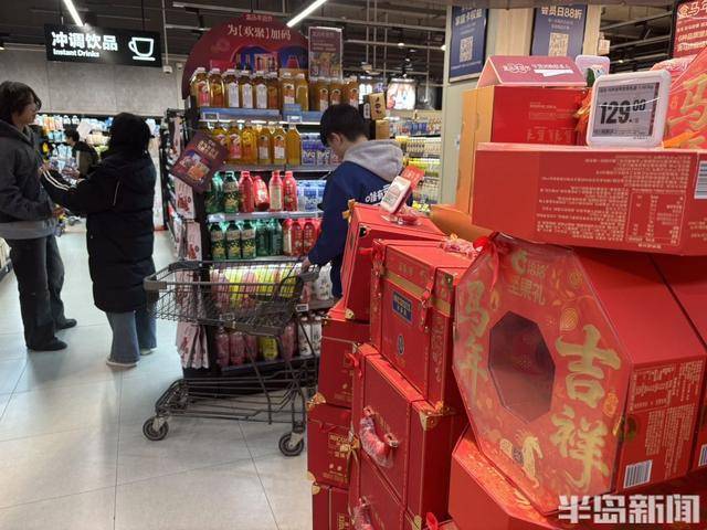 貨架滿滿當當，市民忙購“年味”