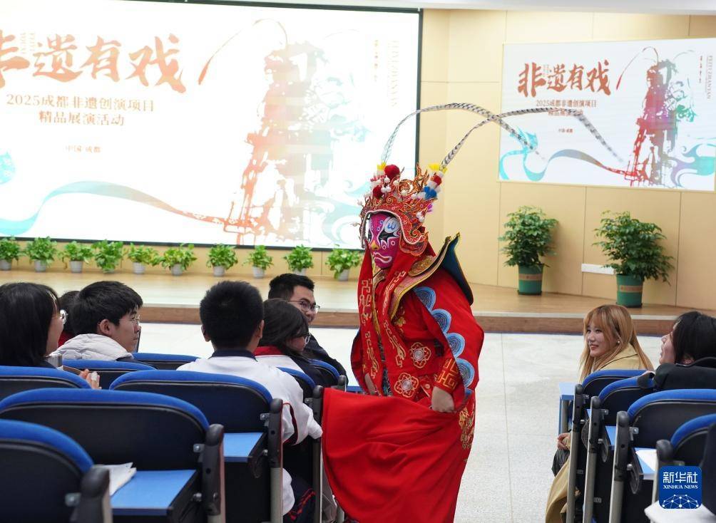 成都：非遺精品展演進中學