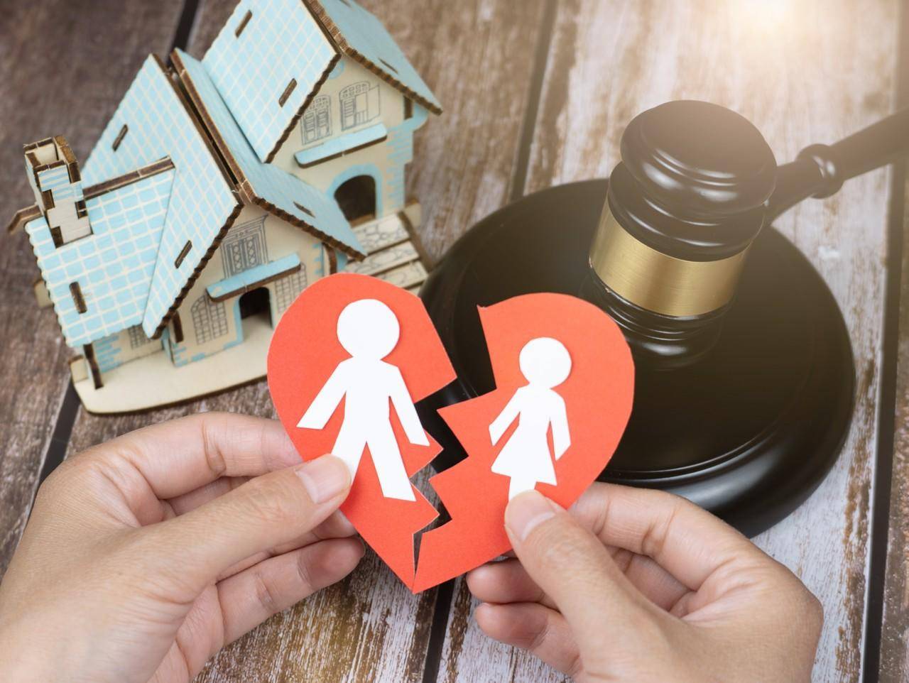 女子以“丈夫長期微信招嫖、購買涉黃影片”為由起訴離婚，法院調解後離婚，房產歸男方