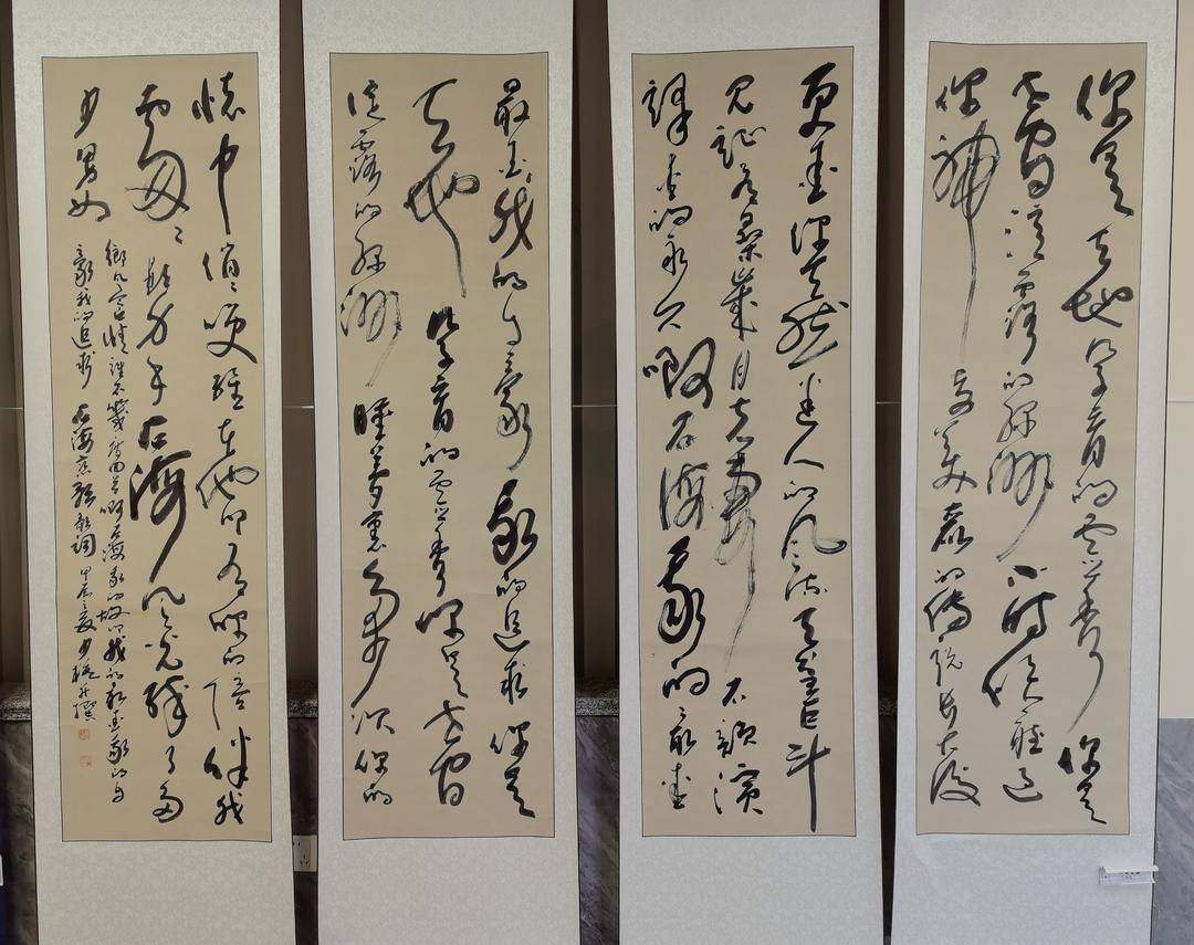 每一件作品都有它的故事！四川宜賓八旬書法家舉辦書法展呈現家鄉文旅新氣象