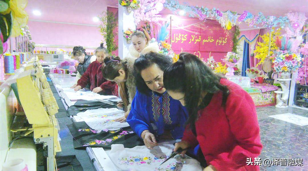 澤普縣波斯喀木鄉：刺繡作坊忙增收 實幹開啟新徵程