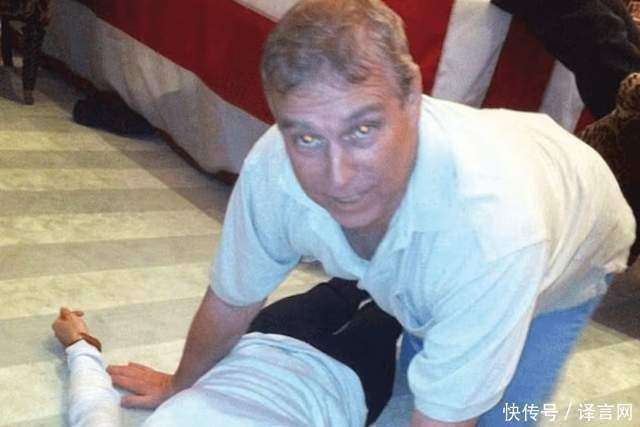 原創愛潑斯坦檔案曝照，安德魯王子四肢著地壓女性身上，姿態令人不適