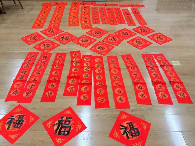 鄭州市二七區京廣路小學“小小書法家”把祝福送給普通民眾