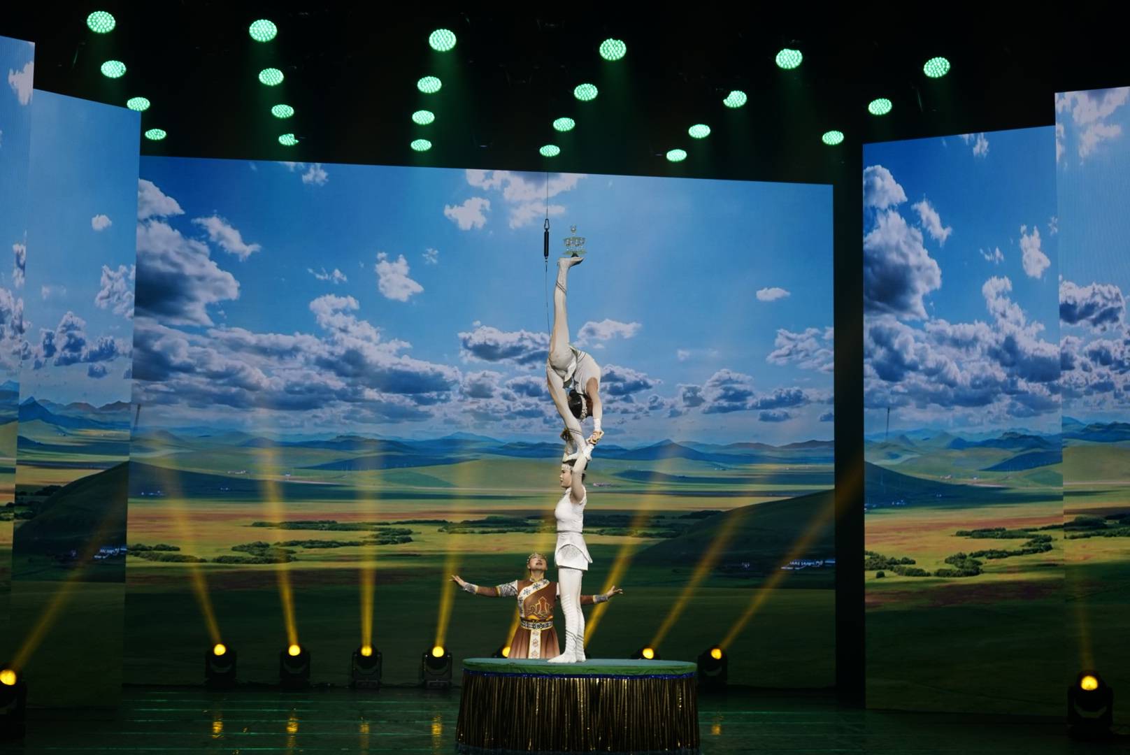 2026專場慰問演出互動環節拉近與外賣騎手、快遞員觀演距離