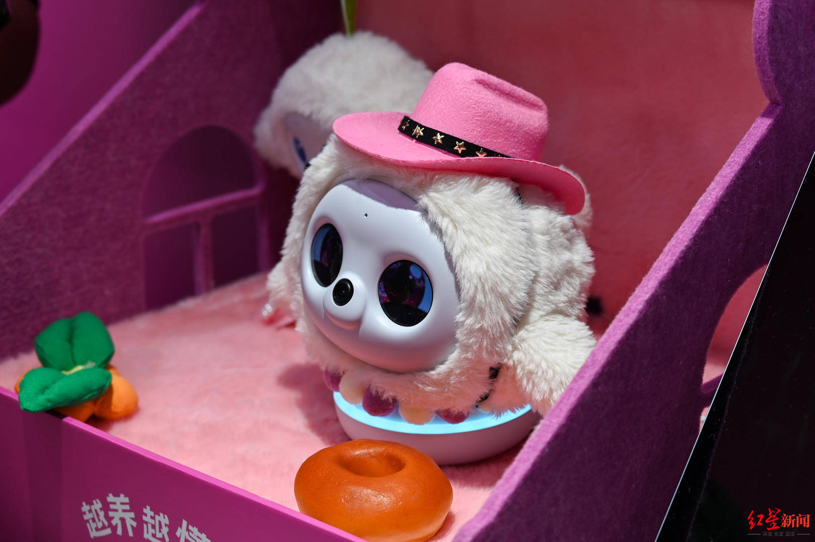 無弦吉他、智慧炒菜機……AI黑科技新春派對在成都春熙路廣場啟幕