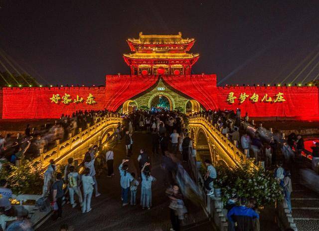 過年就來臺兒莊，全國在校大學生、18歲以下未成年人，門票免費！