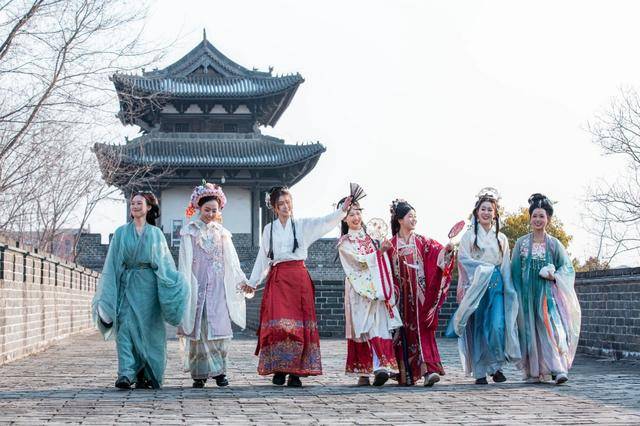 過年就來臺兒莊，全國在校大學生、18歲以下未成年人，門票免費！