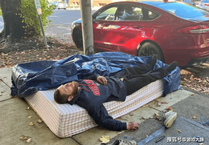 原創網紅展示奇葩收藏，即將擁有100根人類脊椎骨，被網友吐槽毫無人性