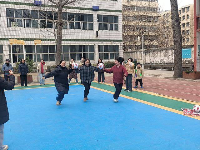 齊唱《上春山》，二七區齊禮閆小學“三八”節慶祝活動真快樂