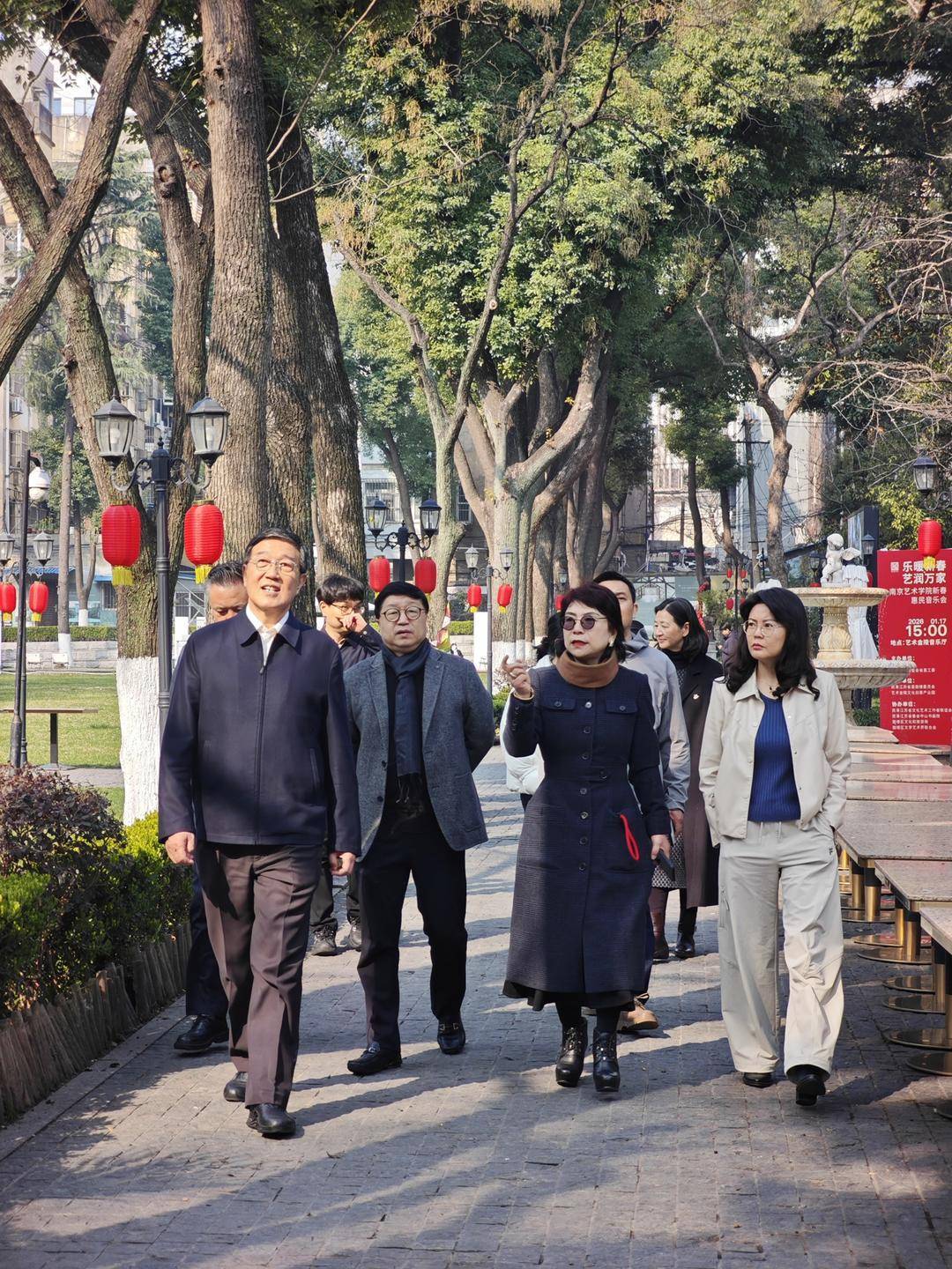 江蘇省文聯主席姚曉東蒞臨藝術金陵，視察江蘇省直書協女性書法展