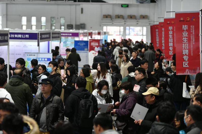 下火車直奔現場！北京春季大型招聘會火熱開場