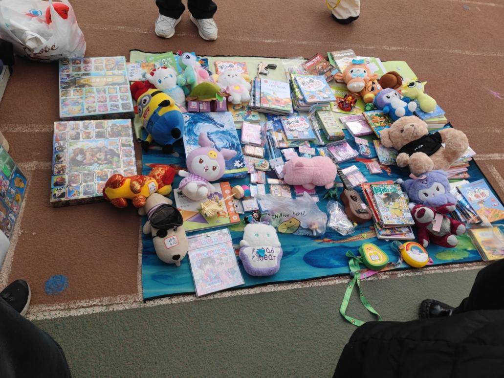 舊物流轉傳暖意 濟南市堤口路小學跳蚤市場熱鬧開市