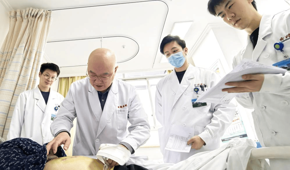 百歲老人半世紀前幫醫院“搬家” 如今“換髖”重生