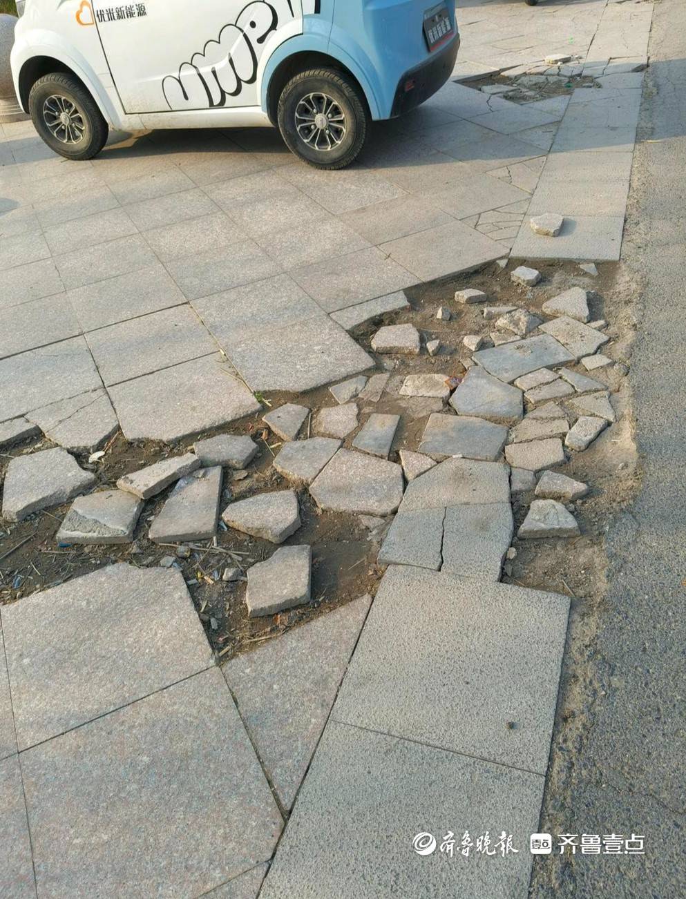 情報站·隨手拍|濟南濟陽一公園廣場多處地板破損，市民盼修復