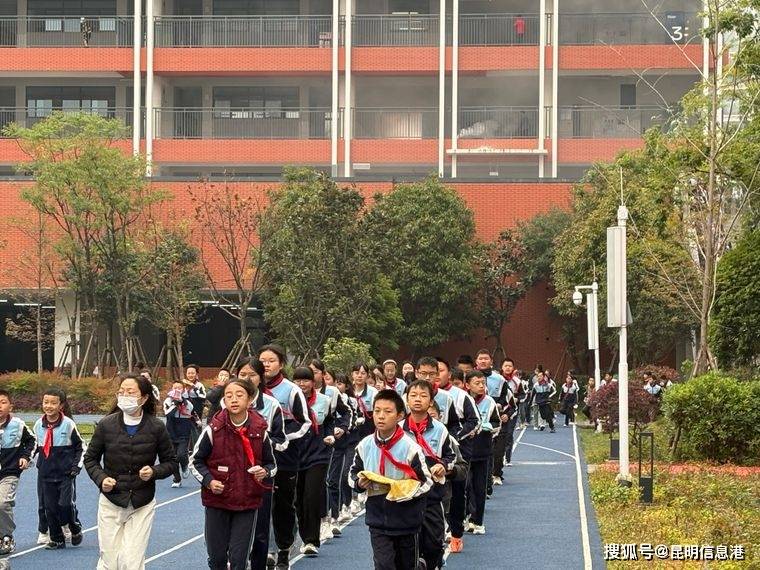 實戰演練築防線 安全意識入人心——官渡區金馬小學開展消防安全應急疏散演練