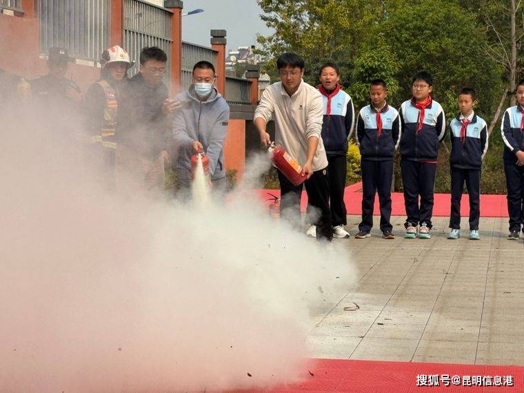 實戰演練築防線 安全意識入人心——官渡區金馬小學開展消防安全應急疏散演練