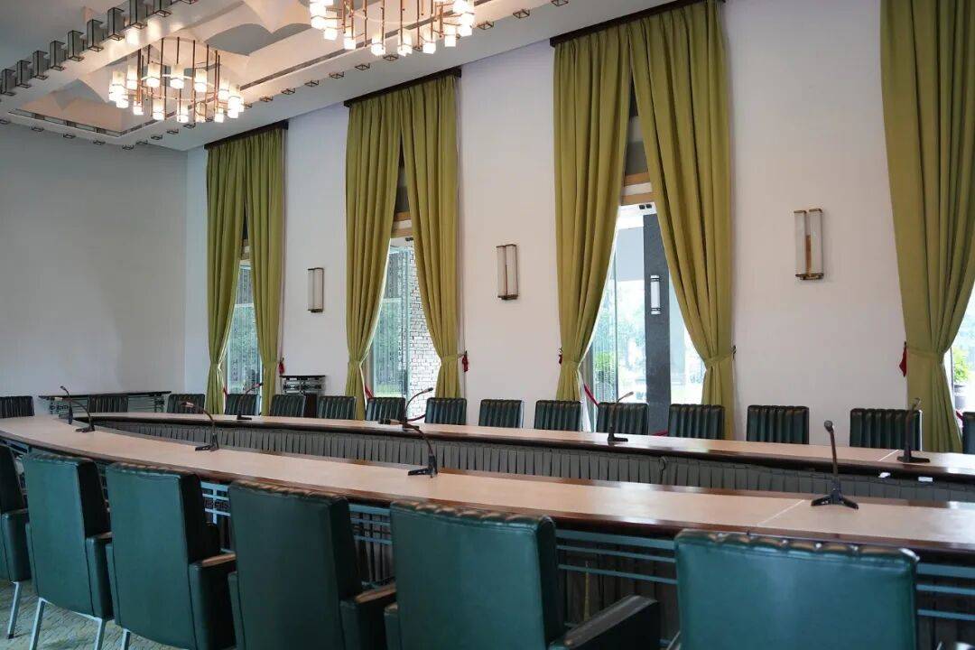 開這種會，記得拉窗簾！