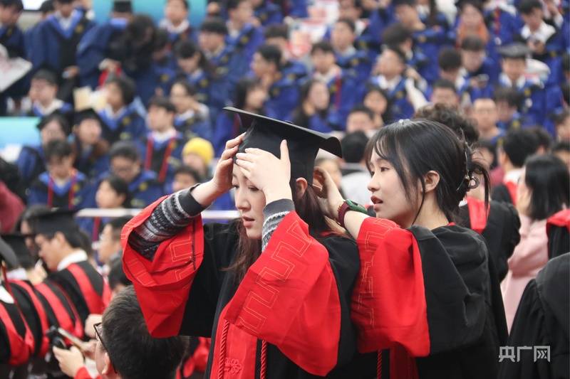 圖｜心懷思源之情、破浪時代潮頭，上海交大研究生迎來畢業典禮
