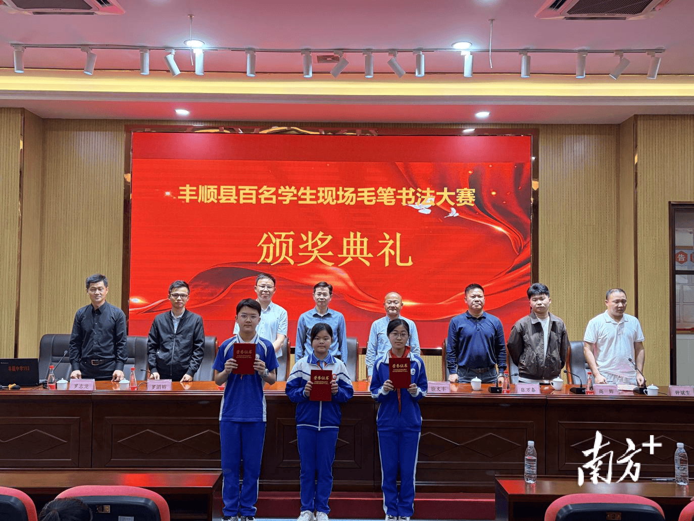 豐順縣百名學生現場軟筆書法比賽在豐順中學舉辦