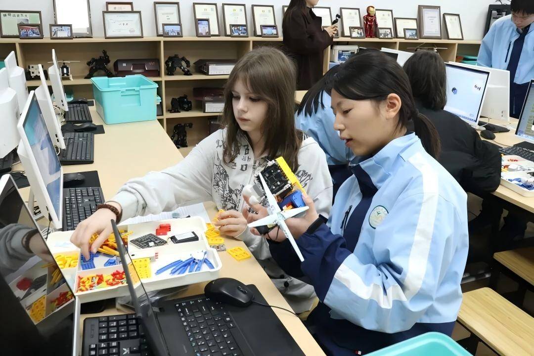 俄羅斯師生走進科學城明遠未來中學