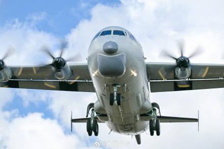 轉存收藏！藍天白雲和戰機太適配了