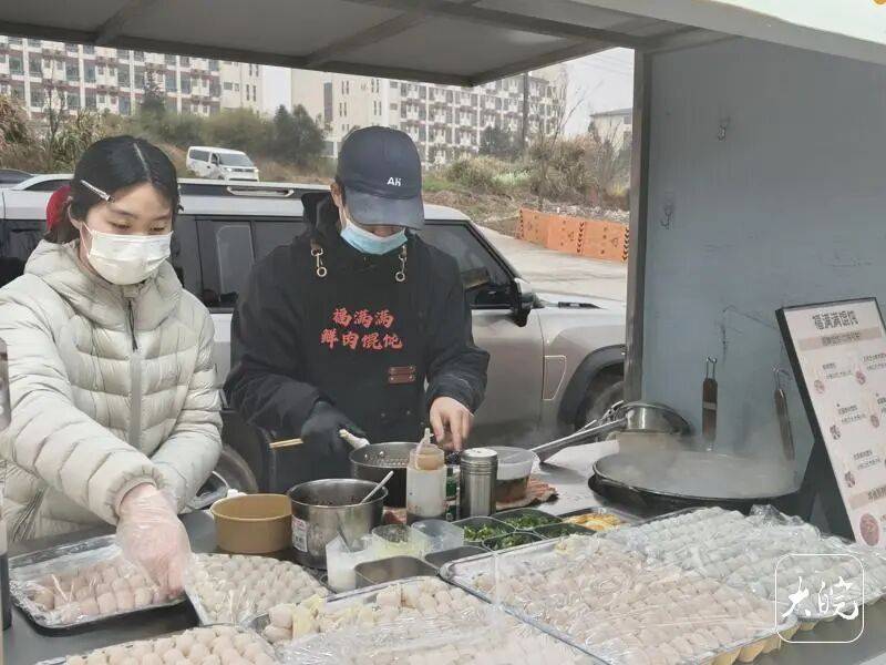 安徽大學生情侶在南昌旅遊發現商機，返校後襬攤賣餛飩日入過千