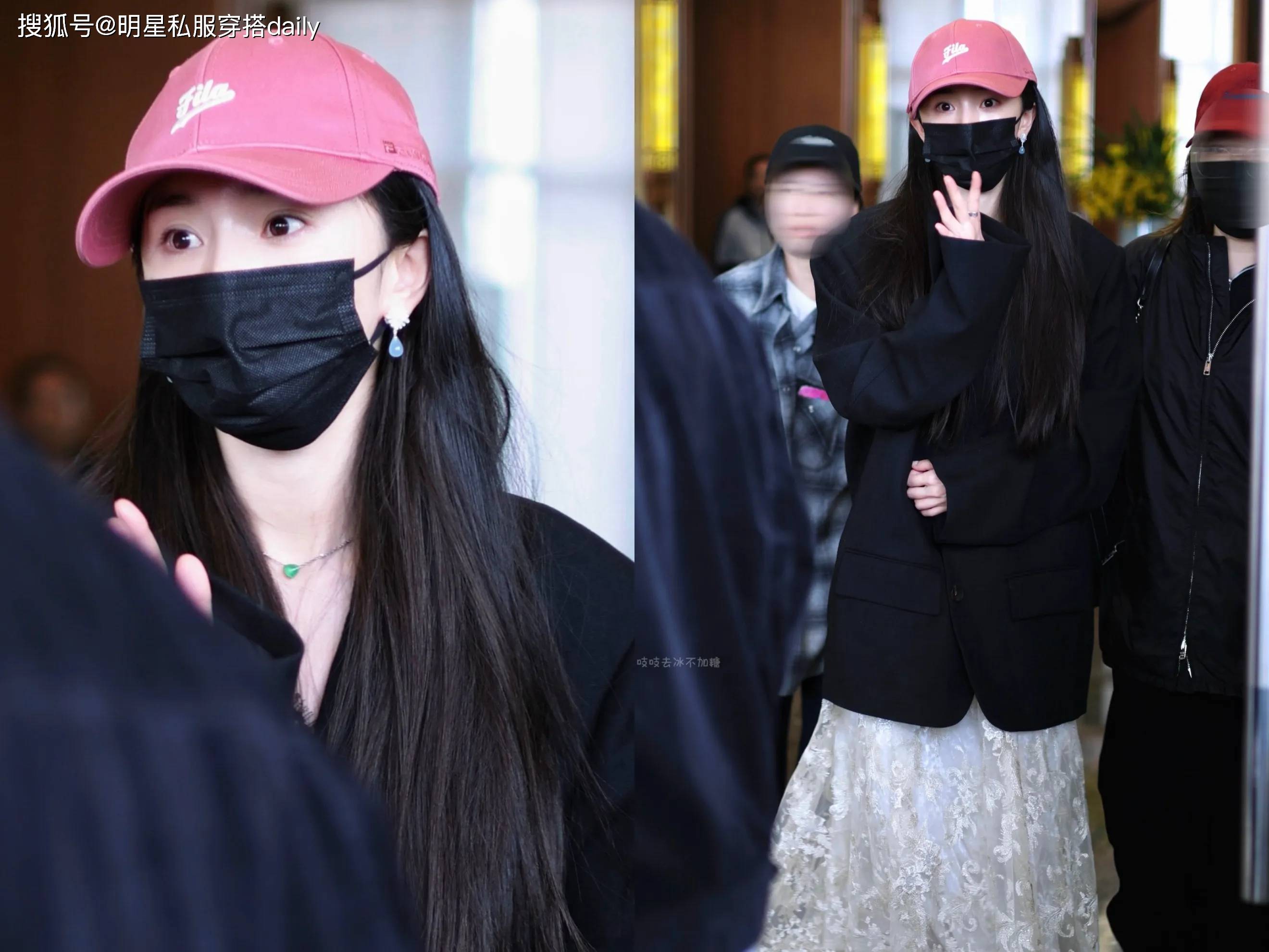 原創楊冪機場穿搭又火了！黑色西裝+白色刺繡半身裙，沒有穿搭瓶頸