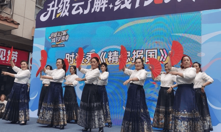 烏當區老年大學聲樂班走進社羣參加“警營開放日”活動