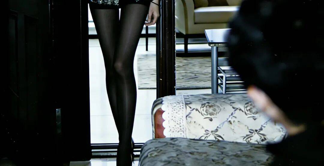 住在夜場女孩家的男留學生們