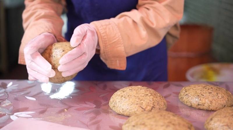 盤州清明美食麵蒿粑 裹上紫蘇鹹香軟糯