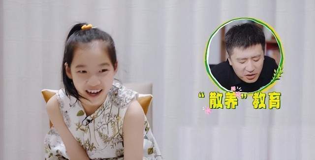 原創心疼！張雪峰女兒網上收藏一家三口就餐畫面，找尋爸爸生前身影