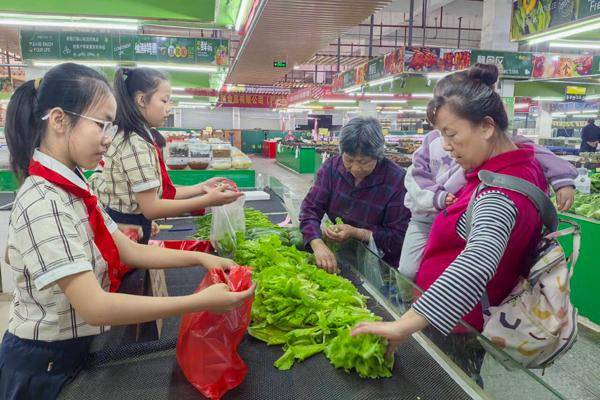 南寧市鑫利華小學開展種植義賣綜合實踐活動
