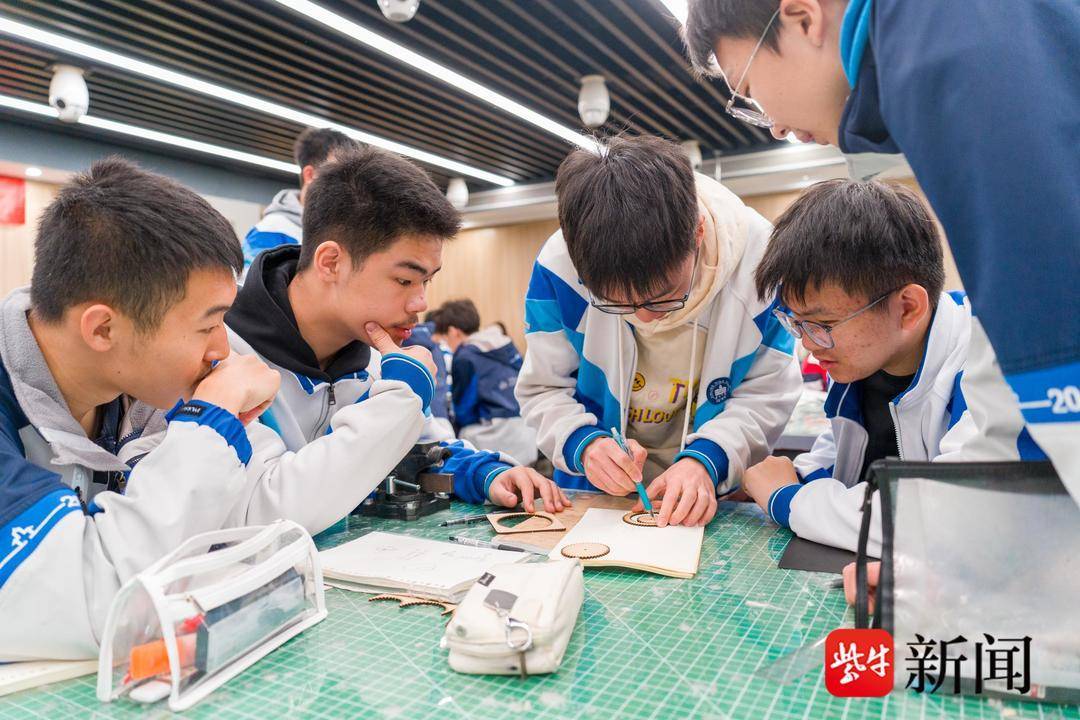 令人耳目一新的科學課！ 清華大學教授來金陵中學授課了