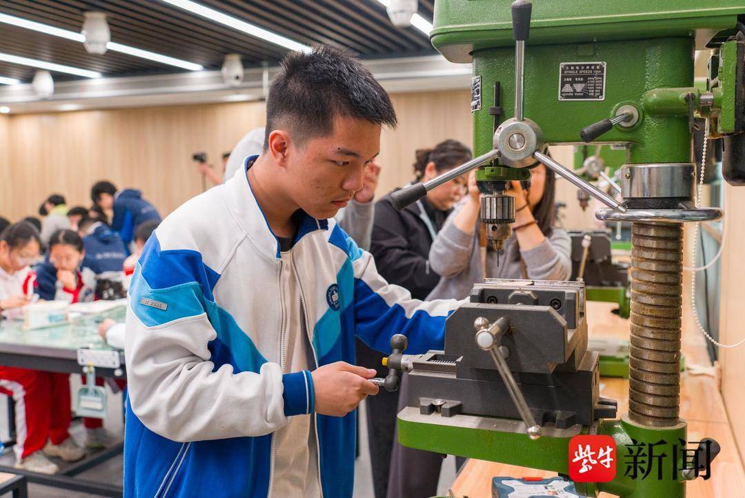 令人耳目一新的科學課！ 清華大學教授來金陵中學授課了