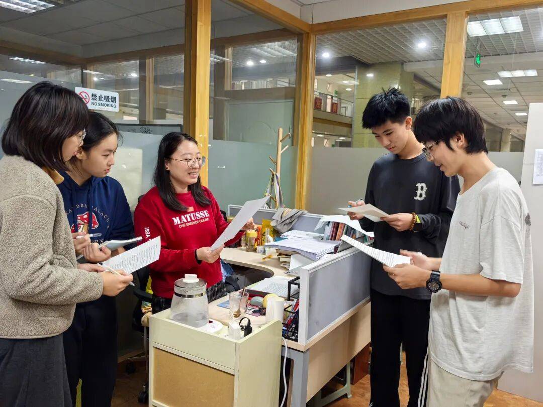 厲害！這所中學讓學生策劃了一場大展