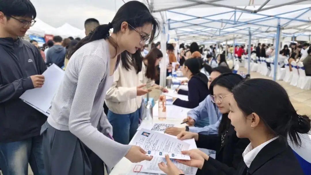 官渡國投精準引才 走進雲南大學