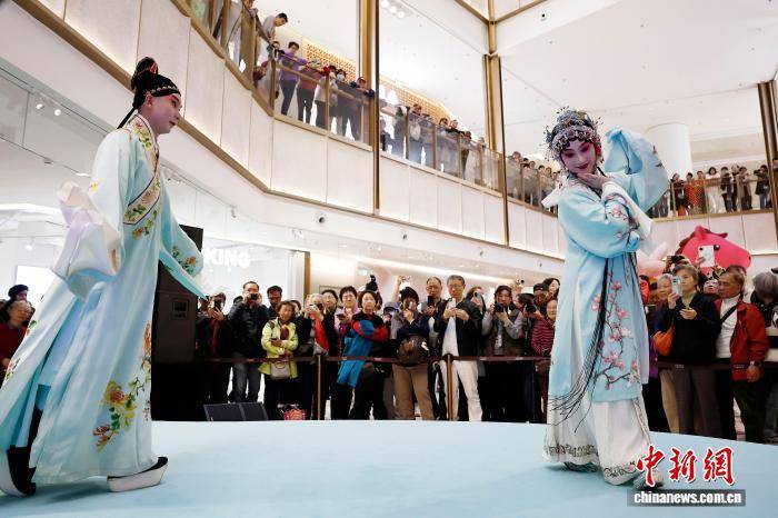 上海白玉蘭戲劇表演藝術獎戲劇嘉年華快閃演出亮相新天地東臺裡