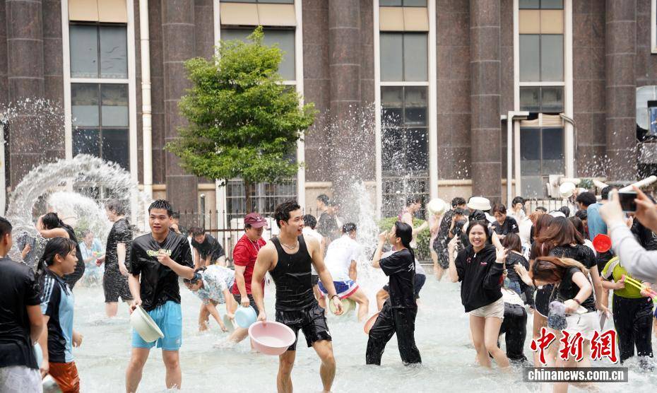 東盟留學生廣西歡度潑水節