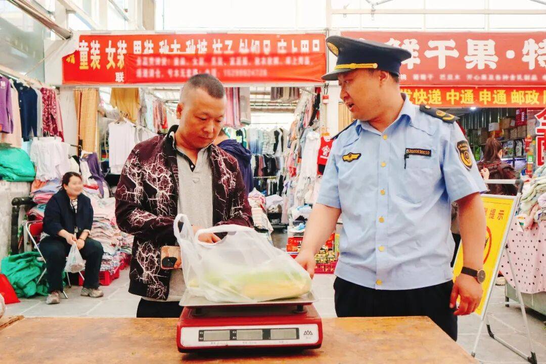 保障市場公平交易 師市市場監管局上門檢定電子秤