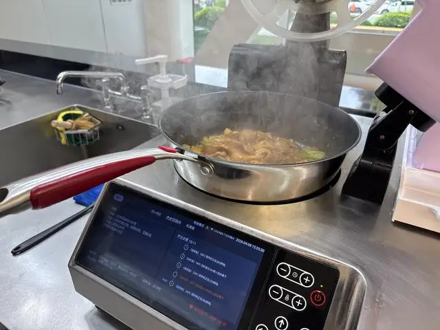 炒菜機器人、AI數字菜譜齊亮相！“成都造”智創萬億級產業消費新場景
