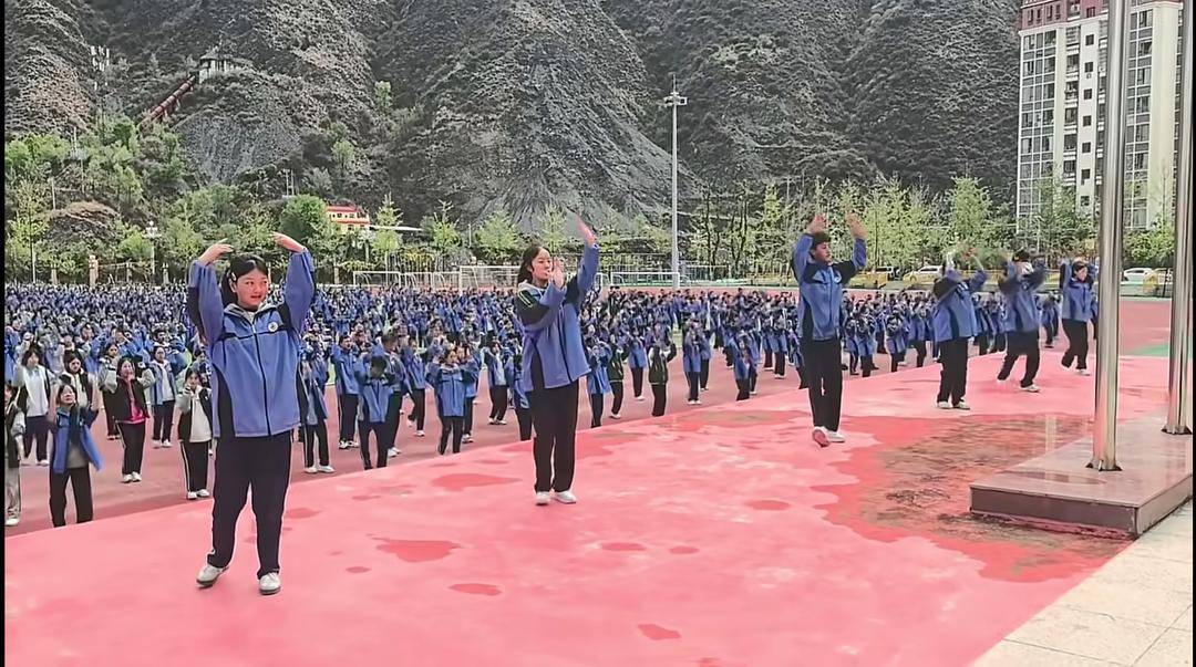 大課間全校學生齊跳鍋莊舞走紅 金川中學回應